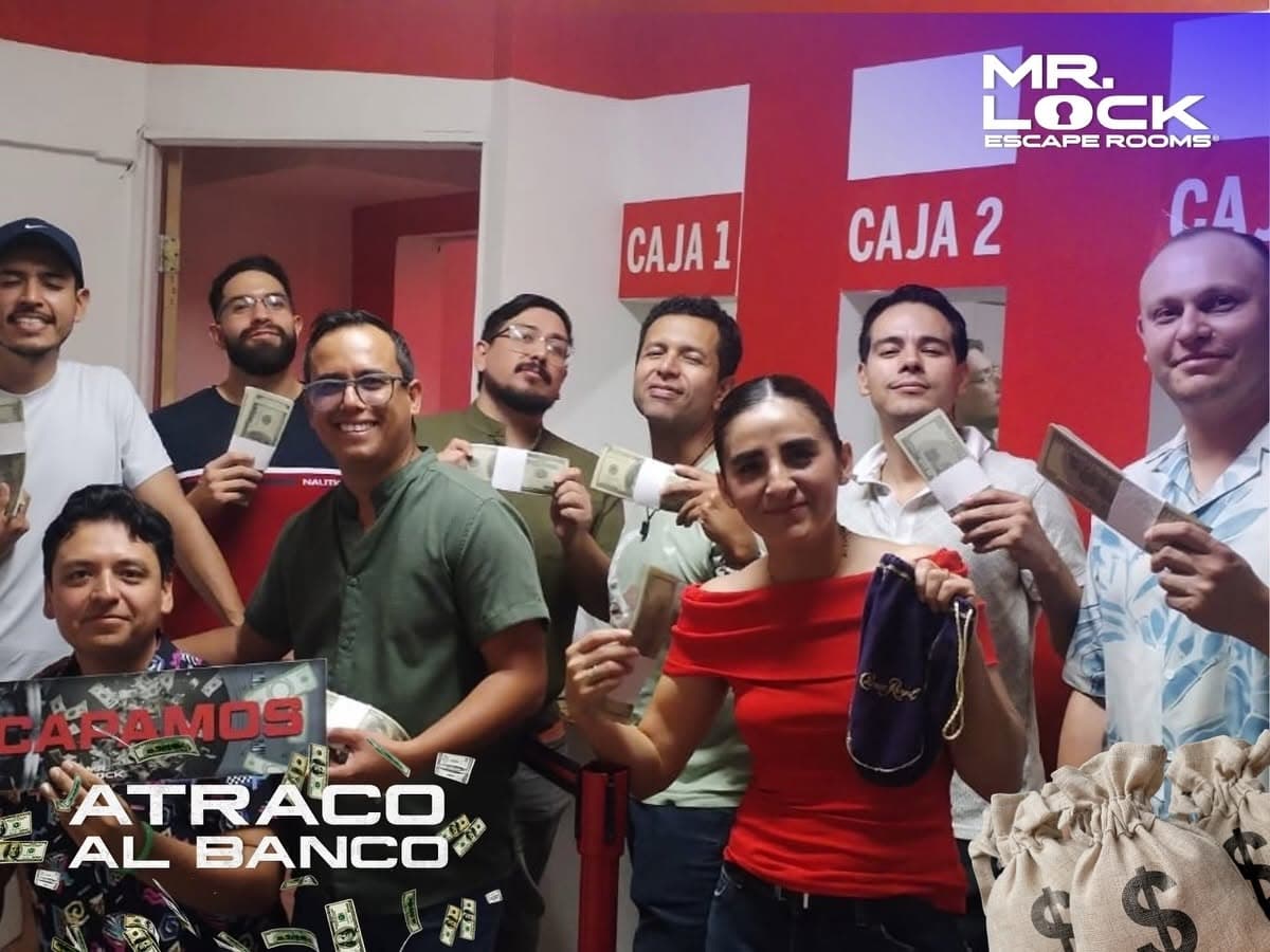 Grupo con los fajos de billetes tras completar Atraco al Banco