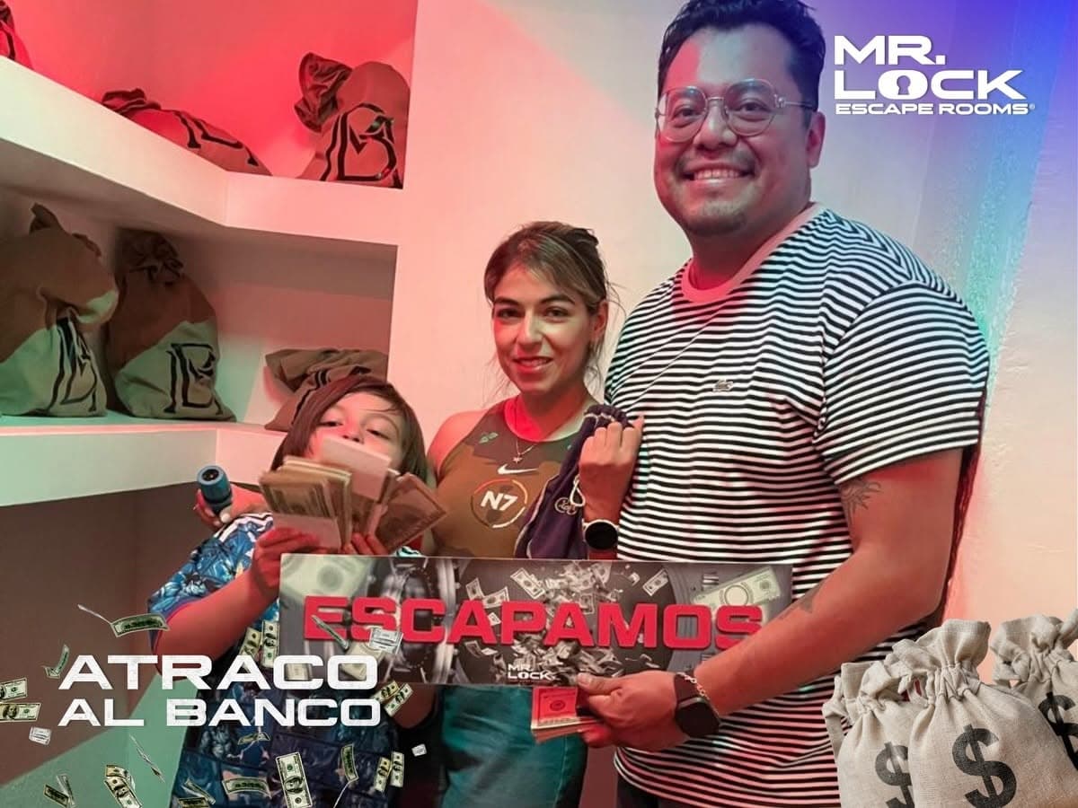 Familia sosteniendo el cartel ¡Escapamos! en Atraco al Banco