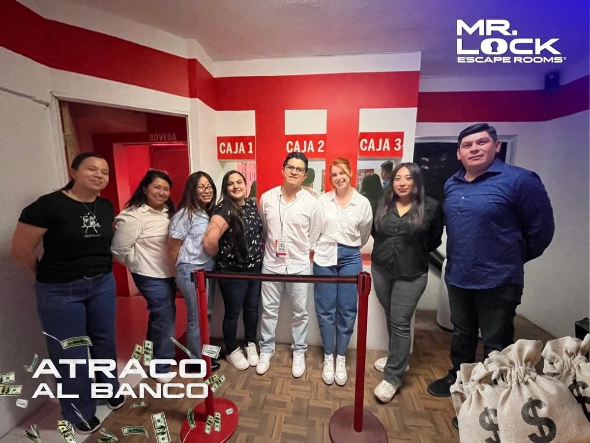 Equipo numeroso frente a las cajas de Atraco al Banco