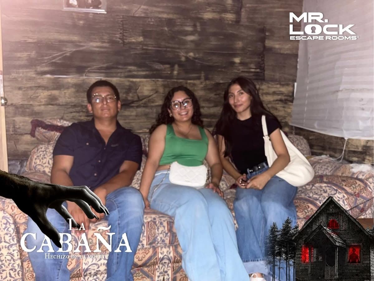 Amigos en el sofá de la sala La Cabaña