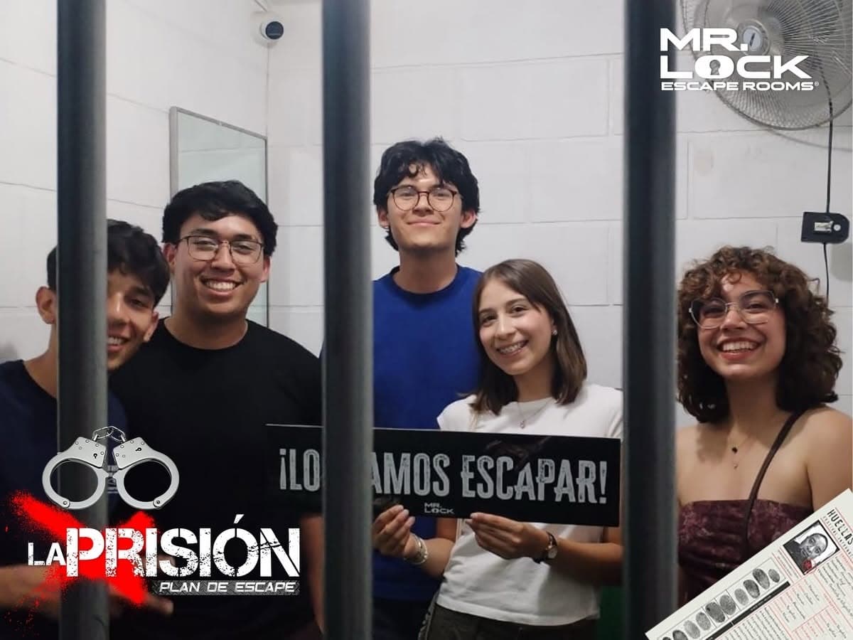 Equipo celebrando tras escapar de la sala La Prisión