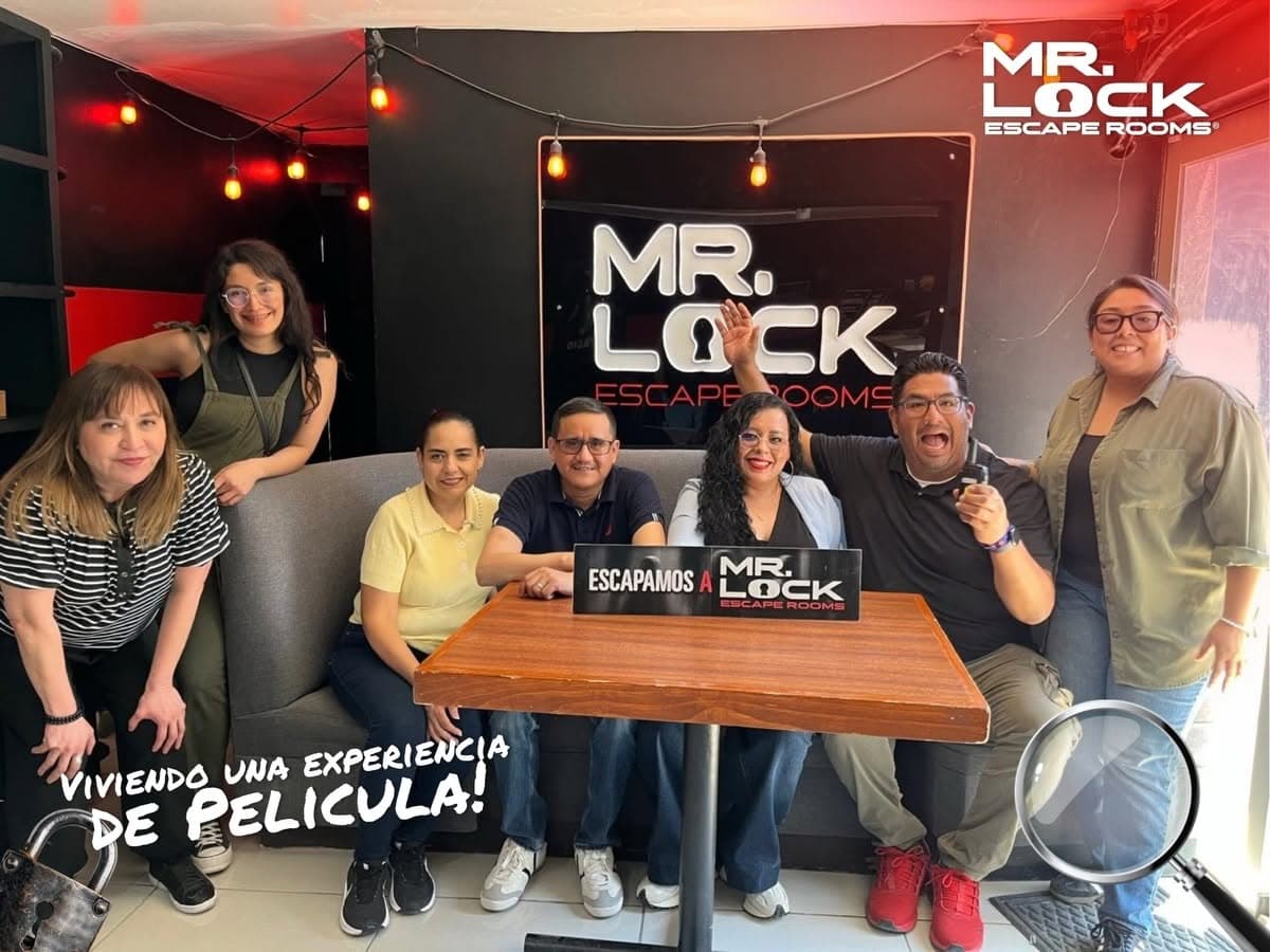 Grupo en la recepción de Mr. Lock tras su partida
